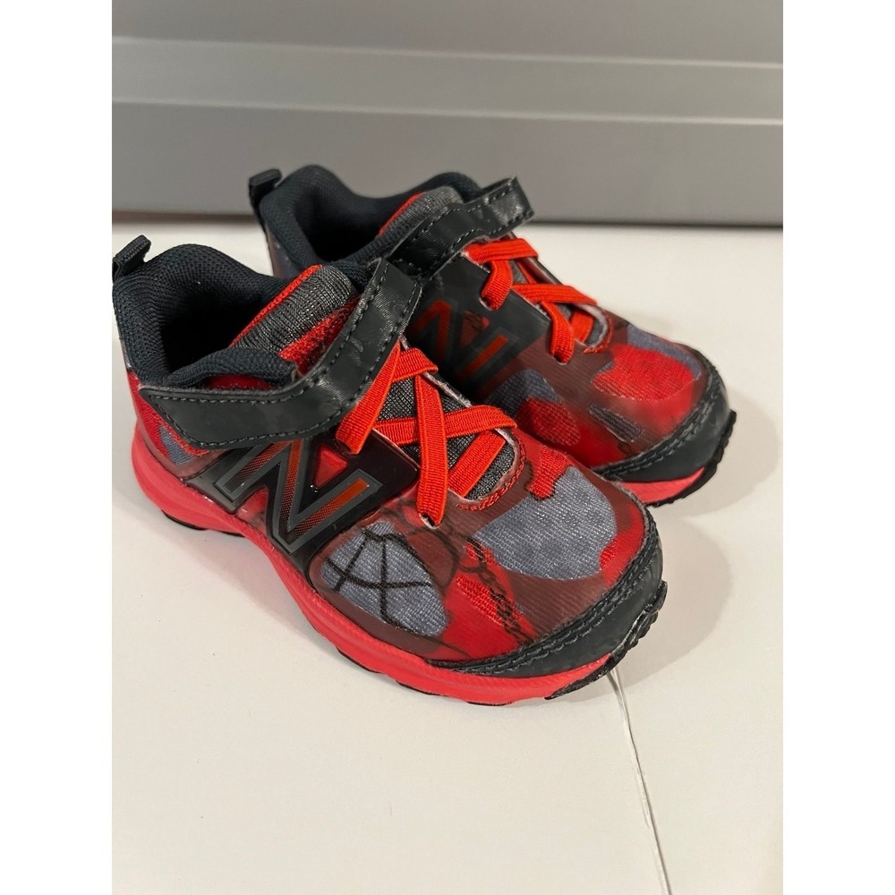 Toddler size 5 Nike Shoes (s-172)